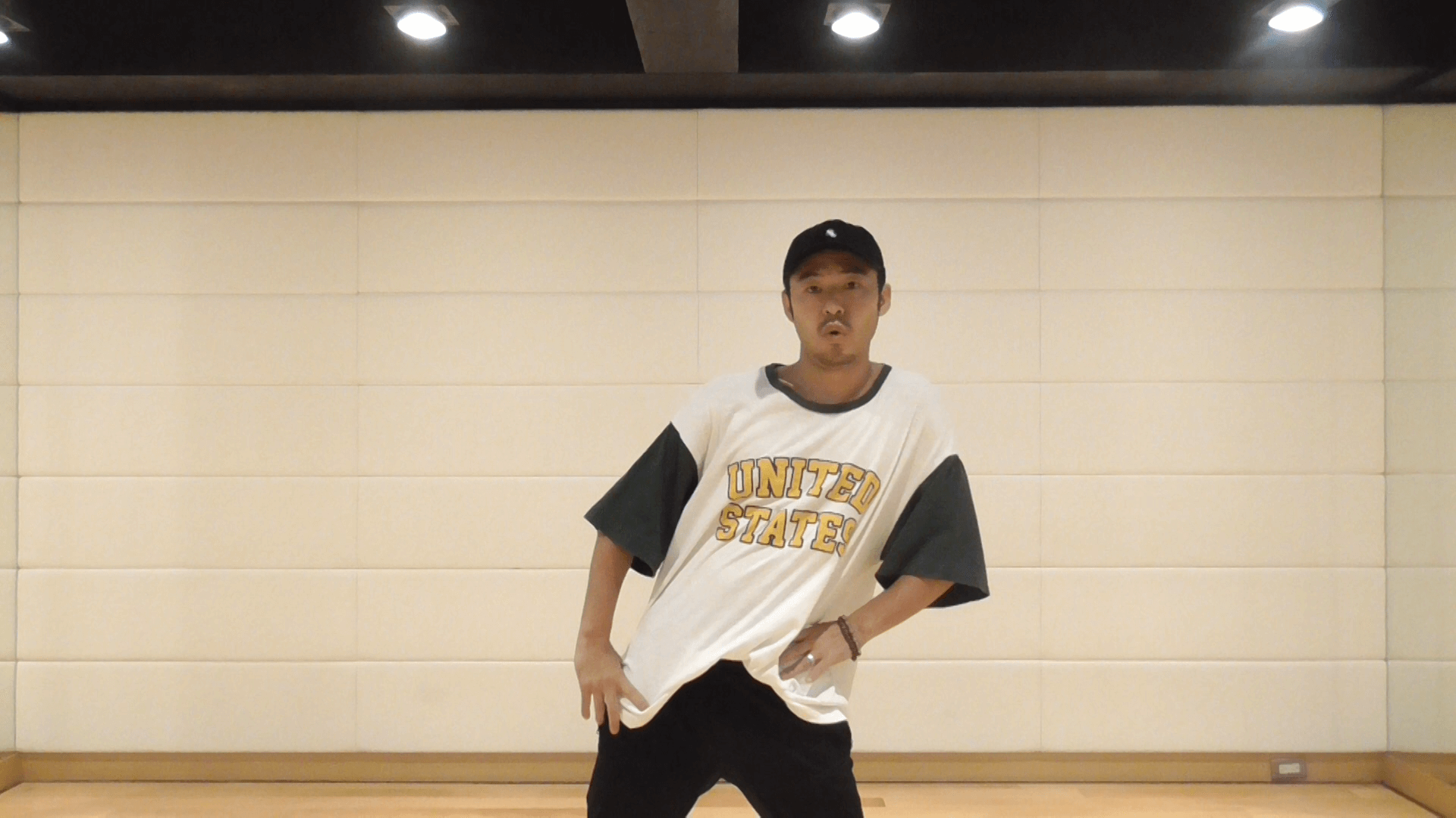 【胸のアイソレーション】【コツと練習方法】ダンスの基礎を動画でわかりやすく紹介します! | スポともダンスマガジン