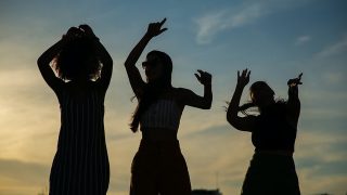 夕焼け空を背景に踊る匿名のガールフレンド