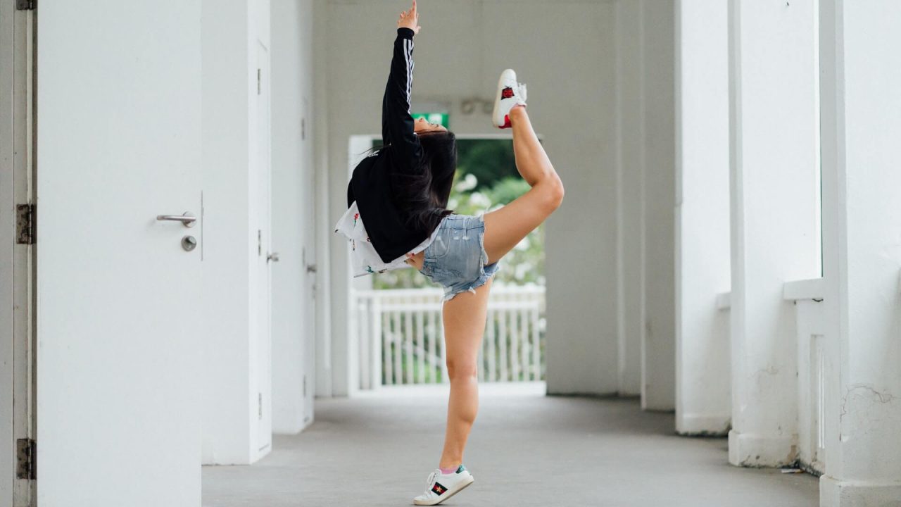 踊る女性